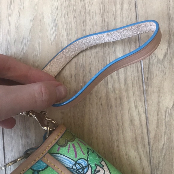 NWOT dooney and bourke disney wristlet - Picture 3 of 8